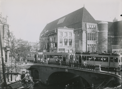 860120 Gezicht op de ingang van de grotendeels verbrede Potterstraat (links) te Utrecht, vanaf Oudegracht bij de ...